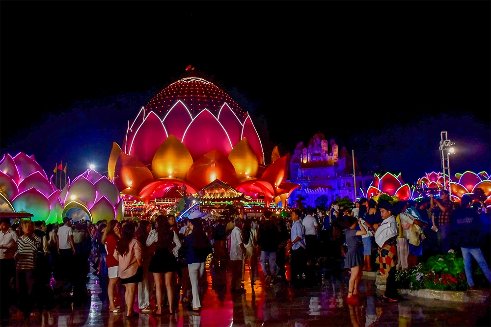 Choáng ngợp công trình ánh sáng nghệ thuật thu hút giới trẻ check-in ngày đêm 12 Lien Hoa Bao Thap 2 1