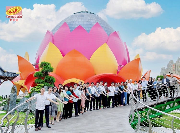 Choáng ngợp công trình ánh sáng nghệ thuật thu hút giới trẻ check-in ngày đêm 9 Toan Canh Lien Hoa Bao Thap Ban Ngay