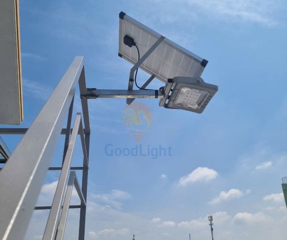 Đèn Pha Năng Lượng Mặt Trời 500W Blue Carbon 40 Den Pha Nang Luong Mat Troi Blue Carbon 2 1