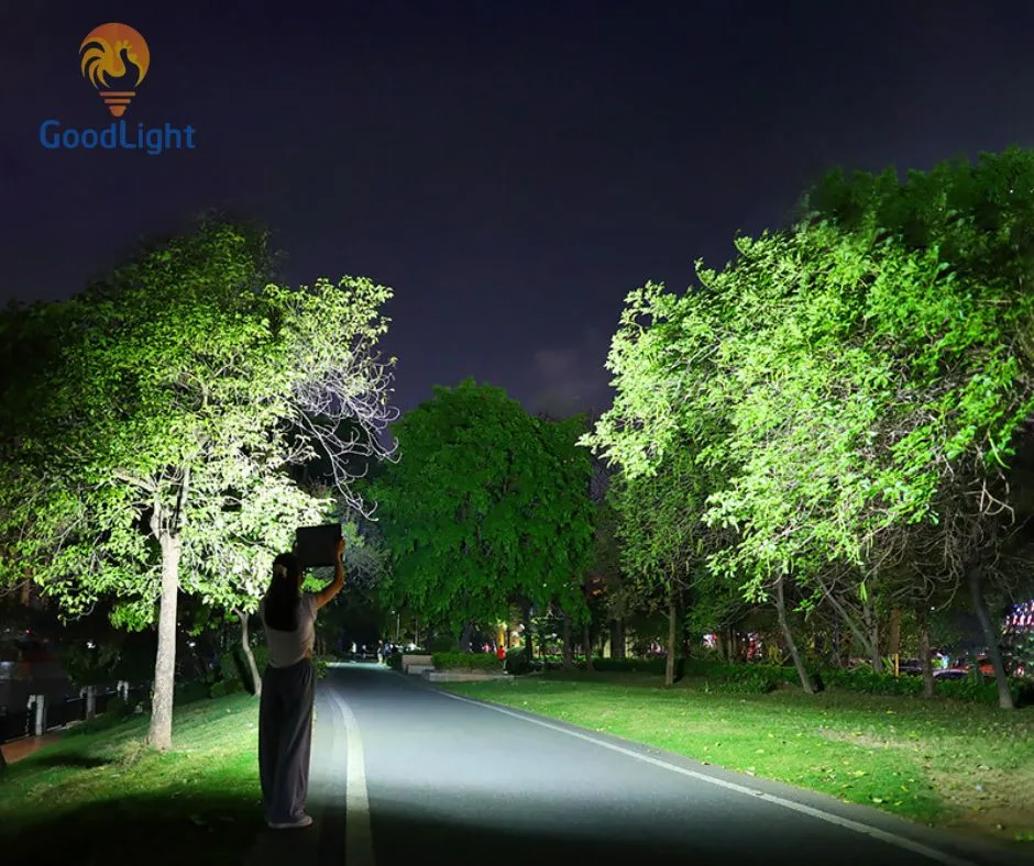 Đèn Pha Năng Lượng Mặt Trời 500W Blue Carbon 32 Den Pha Nang Luong Mat Troi Blue Carbon 9 1