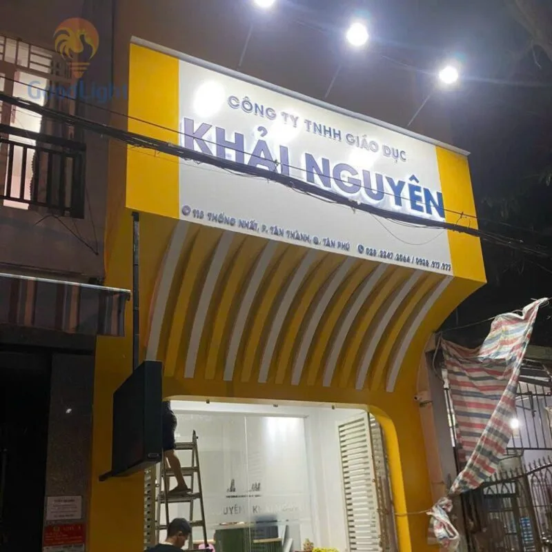 Den Pha Quang Cao Gia Re 1