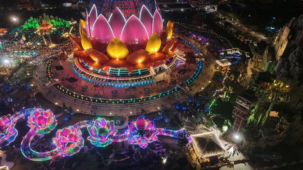 Lien Hoa Bao Thap Tan Hue Vien Ban Dem 2