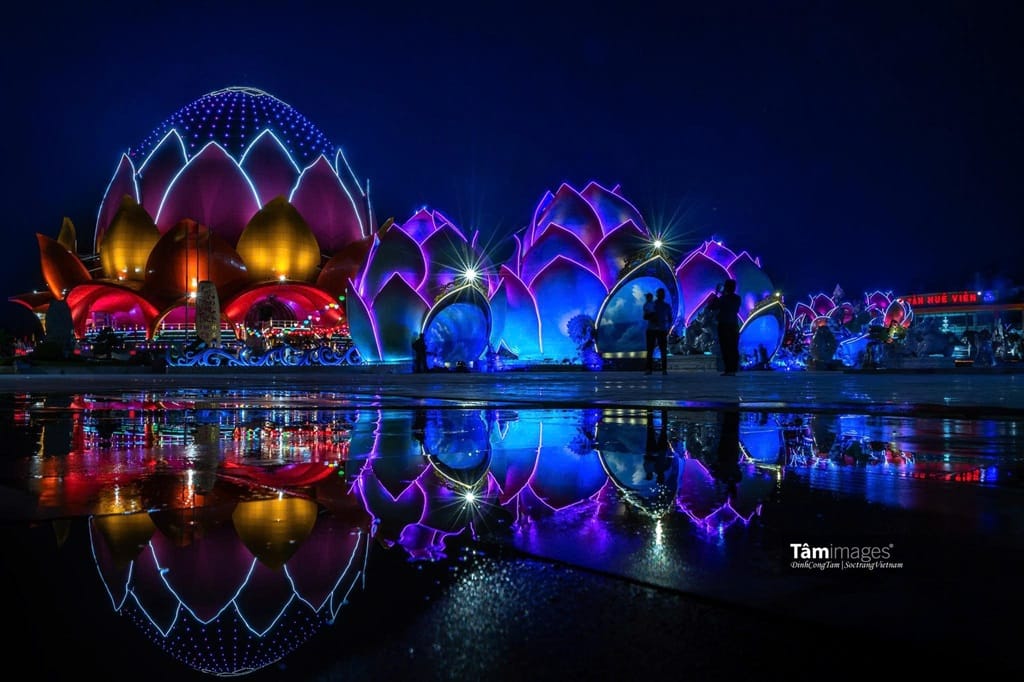 Lien Hoa Bao Thap Tan Hue Vien Ban Dem